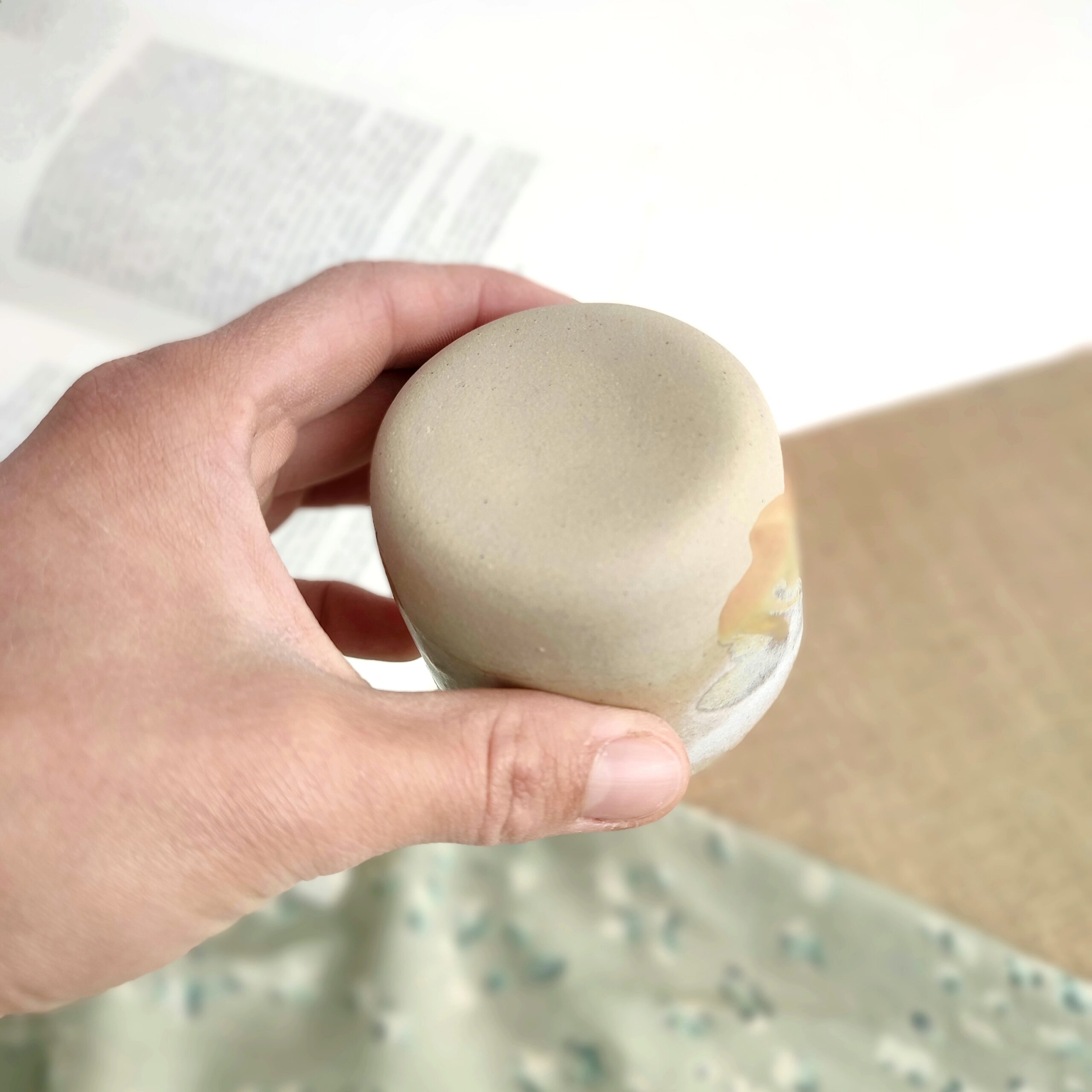 Tasse illustrée en grès